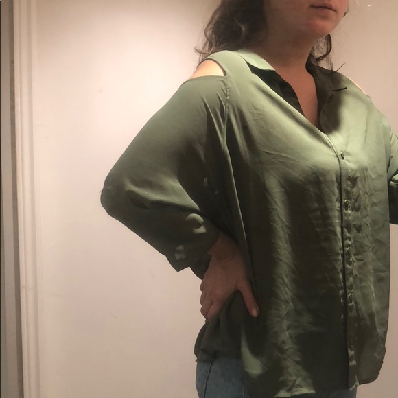 Cut out blouse - Picture 5 of 7